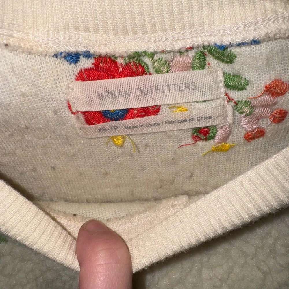 Urban outfitters soft sweater with flowers - Picture 2 of 3